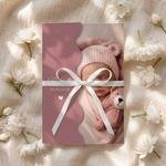 Zaproszenia na Chrzest Święty ze zdjęciem oraz falowanym wycięciem na froncie to wyjątkowa propozycja dla rodziców ceniących elegancję i oryginalne detale. Doskonale sprawdzą się zarówno na uroczystość dziewczynki, jak i chłopca, zachwycając gości już od 