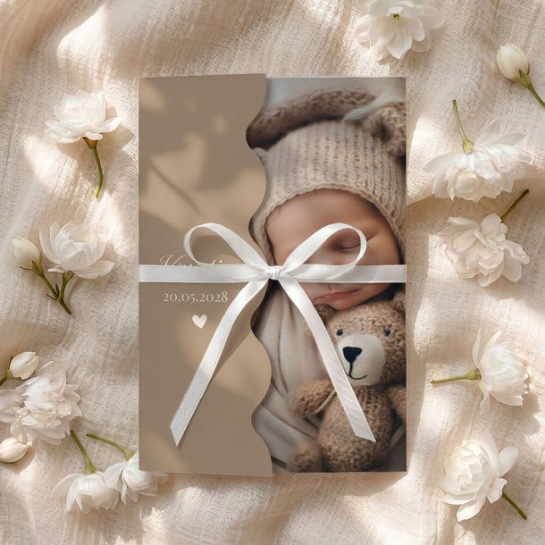 Zaproszenia na Chrzest Święty ze zdjęciem oraz falowanym wycięciem na froncie to wyjątkowa propozycja dla rodziców ceniących elegancję i oryginalne detale. Doskonale sprawdzą się zarówno na uroczystość dziewczynki, jak i chłopca, zachwycając gości już od