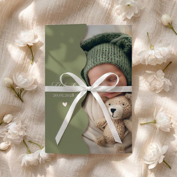 Zaproszenia na Chrzest Święty ze zdjęciem oraz falowanym wycięciem na froncie to wyjątkowa propozycja dla rodziców ceniących elegancję i oryginalne detale. Doskonale sprawdzą się zarówno na uroczystość dziewczynki, jak i chłopca, zachwycając gości już od 