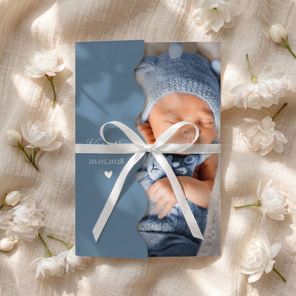 Zaproszenia na Chrzest Święty ze zdjęciem oraz falowanym wycięciem na froncie to wyjątkowa propozycja dla rodziców ceniących elegancję i oryginalne detale. Doskonale sprawdzą się zarówno na uroczystość dziewczynki, jak i chłopca, zachwycając gości już od 