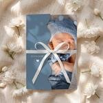Zaproszenia na Chrzest Święty ze zdjęciem oraz falowanym wycięciem na froncie to wyjątkowa propozycja dla rodziców ceniących elegancję i oryginalne detale. Doskonale sprawdzą się zarówno na uroczystość dziewczynki, jak i chłopca, zachwycając gości już od 