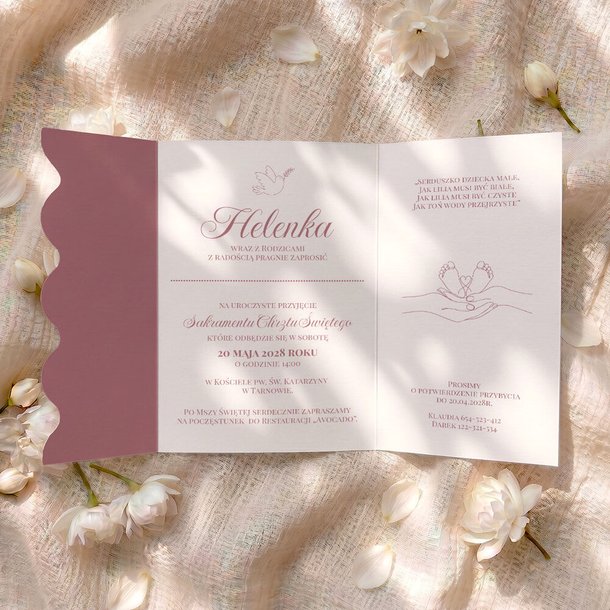 Zaproszenia na Chrzest Święty ze zdjęciem oraz falowanym wycięciem na froncie to wyjątkowa propozycja dla rodziców ceniących elegancję i oryginalne detale. Doskonale sprawdzą się zarówno na uroczystość dziewczynki, jak i chłopca, zachwycając gości już od