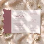 Zaproszenia na Chrzest Święty ze zdjęciem oraz falowanym wycięciem na froncie to wyjątkowa propozycja dla rodziców ceniących elegancję i oryginalne detale. Doskonale sprawdzą się zarówno na uroczystość dziewczynki, jak i chłopca, zachwycając gości już od