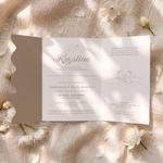 Zaproszenia na Chrzest Święty ze zdjęciem oraz falowanym wycięciem na froncie to wyjątkowa propozycja dla rodziców ceniących elegancję i oryginalne detale. Doskonale sprawdzą się zarówno na uroczystość dziewczynki, jak i chłopca, zachwycając gości już od 