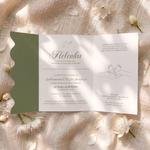 Zaproszenia na Chrzest Święty ze zdjęciem oraz falowanym wycięciem na froncie to wyjątkowa propozycja dla rodziców ceniących elegancję i oryginalne detale. Doskonale sprawdzą się zarówno na uroczystość dziewczynki, jak i chłopca, zachwycając gości już od