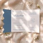 Zaproszenia na Chrzest Święty ze zdjęciem oraz falowanym wycięciem na froncie to wyjątkowa propozycja dla rodziców ceniących elegancję i oryginalne detale. Doskonale sprawdzą się zarówno na uroczystość dziewczynki, jak i chłopca, zachwycając gości już od 