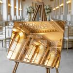 Lustrzana tablica z usadzeniem gości napisy