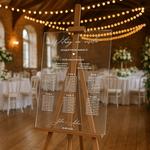 Akrylowa tablica z usadzeniem gości napisy